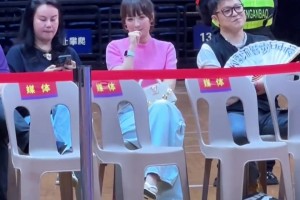 “失踪人口回归”浓眉在华盛顿的健身房里进行力量训练...